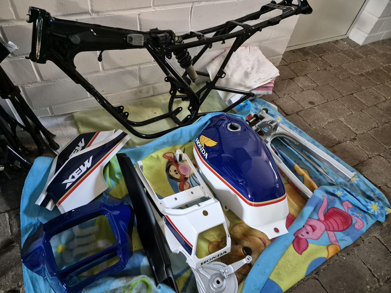 Frisch lackierte Verkleidungsteile