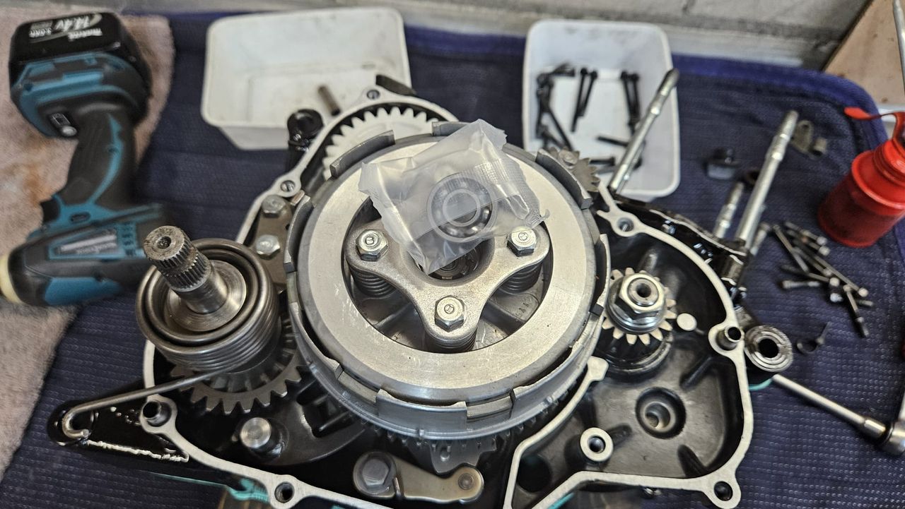 Geöffneter Motorblock auf der Werkbank